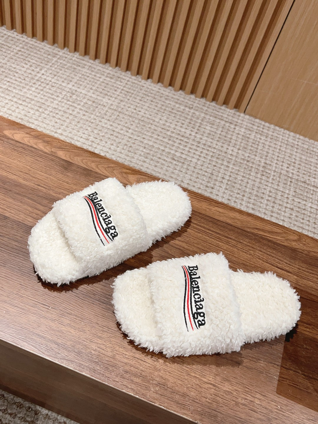 FURRY SLIDES IN WHITE CURLY SHEARLING - 35