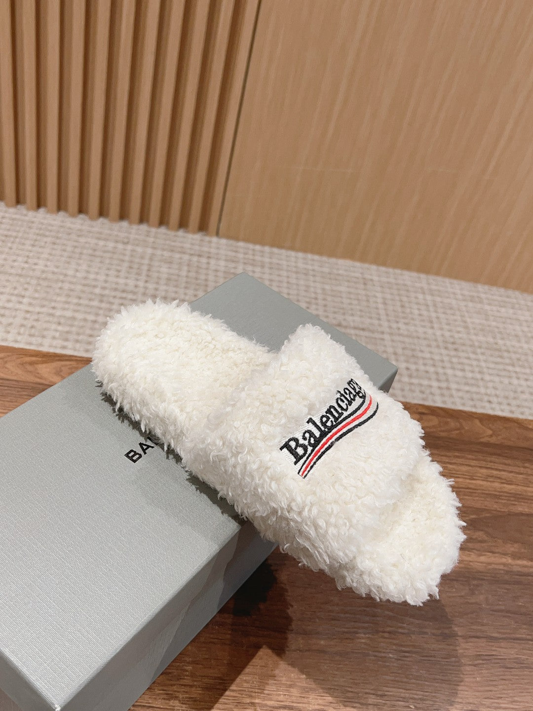 FURRY SLIDES IN WHITE CURLY SHEARLING - 35