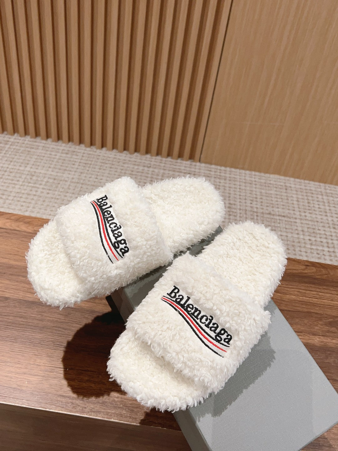 FURRY SLIDES IN WHITE CURLY SHEARLING - 35
