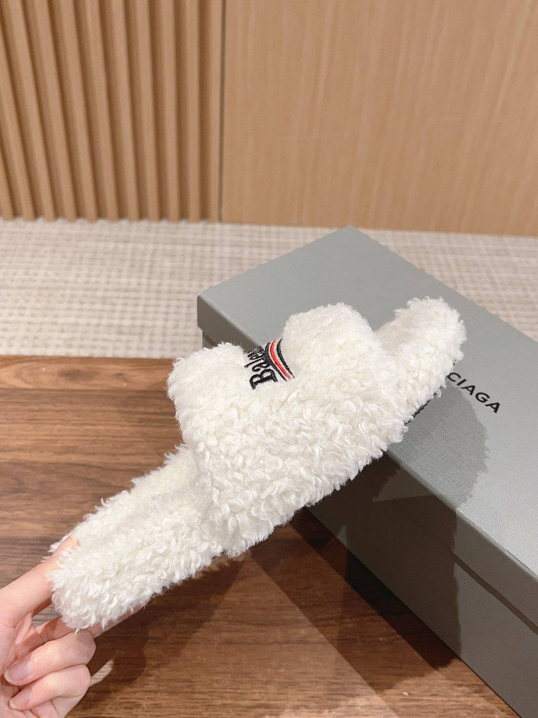 FURRY SLIDES IN WHITE CURLY SHEARLING - 35