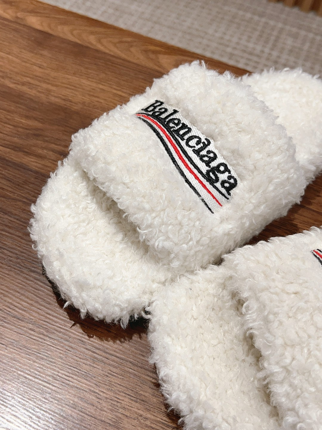 FURRY SLIDES IN WHITE CURLY SHEARLING - 35