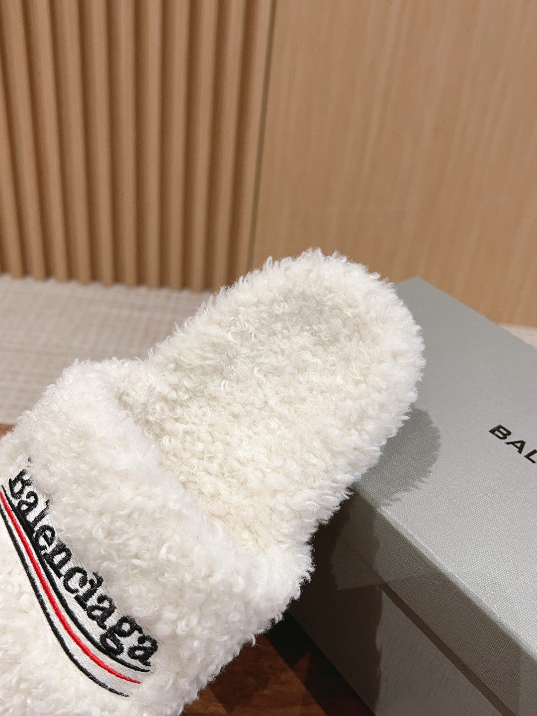 FURRY SLIDES IN WHITE CURLY SHEARLING - 35