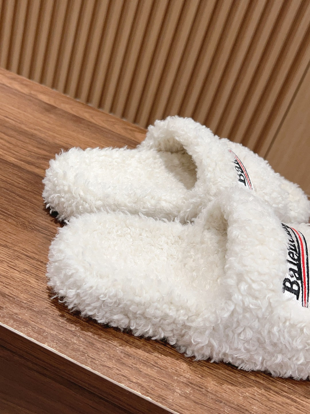 FURRY SLIDES IN WHITE CURLY SHEARLING - 35