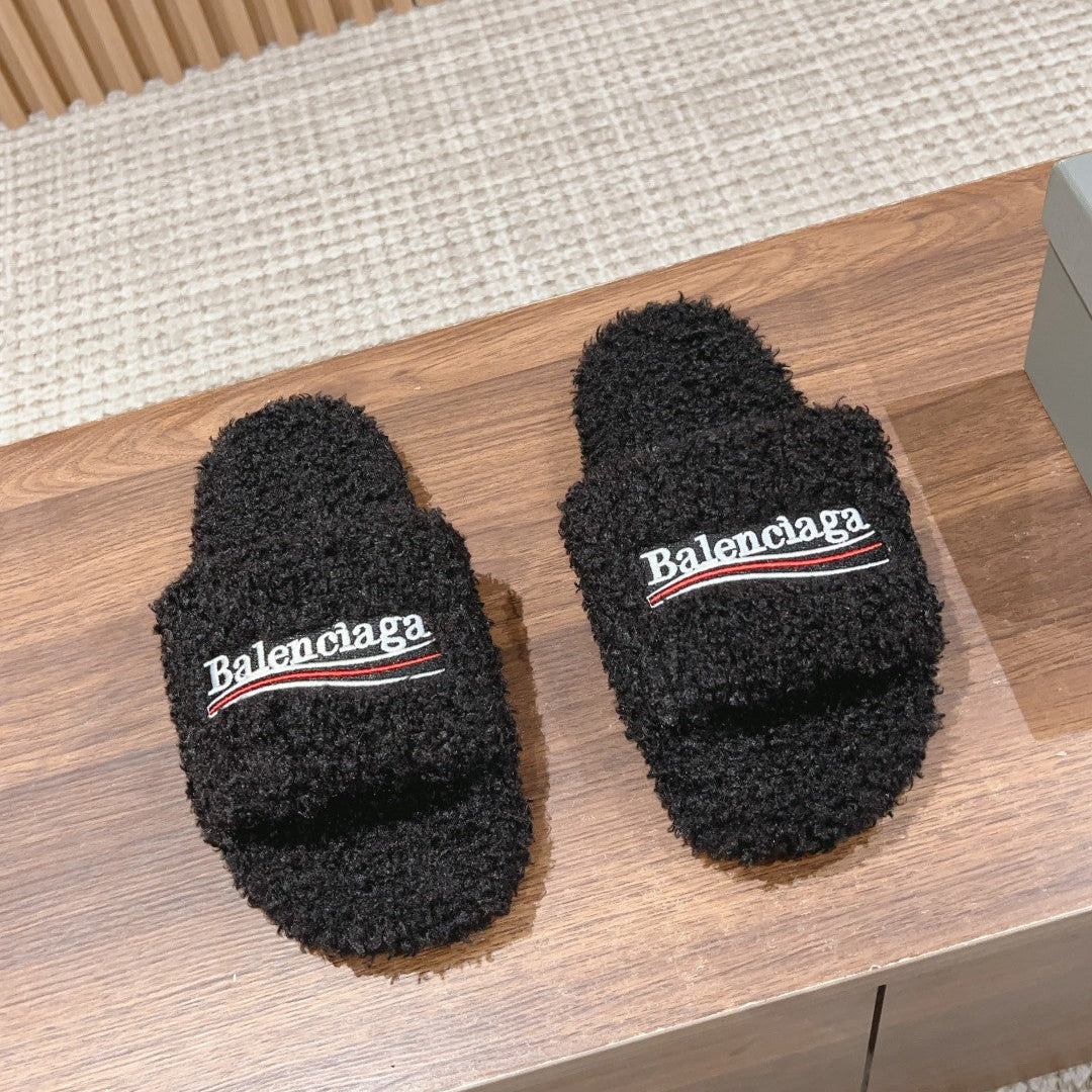 FURRY SLIDES IN BLACK CURLY SHEARLING - 35