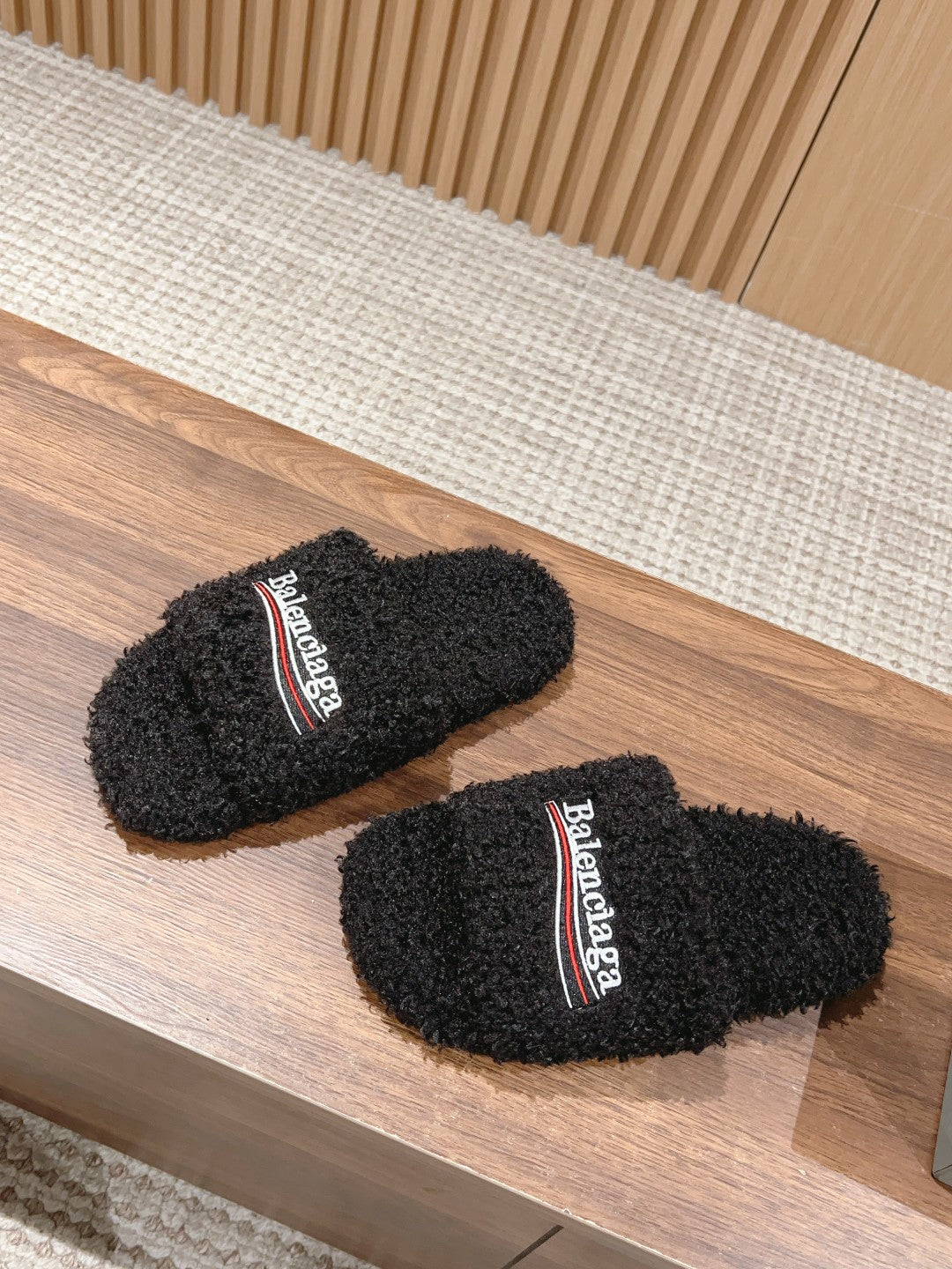 FURRY SLIDES IN BLACK CURLY SHEARLING - 35