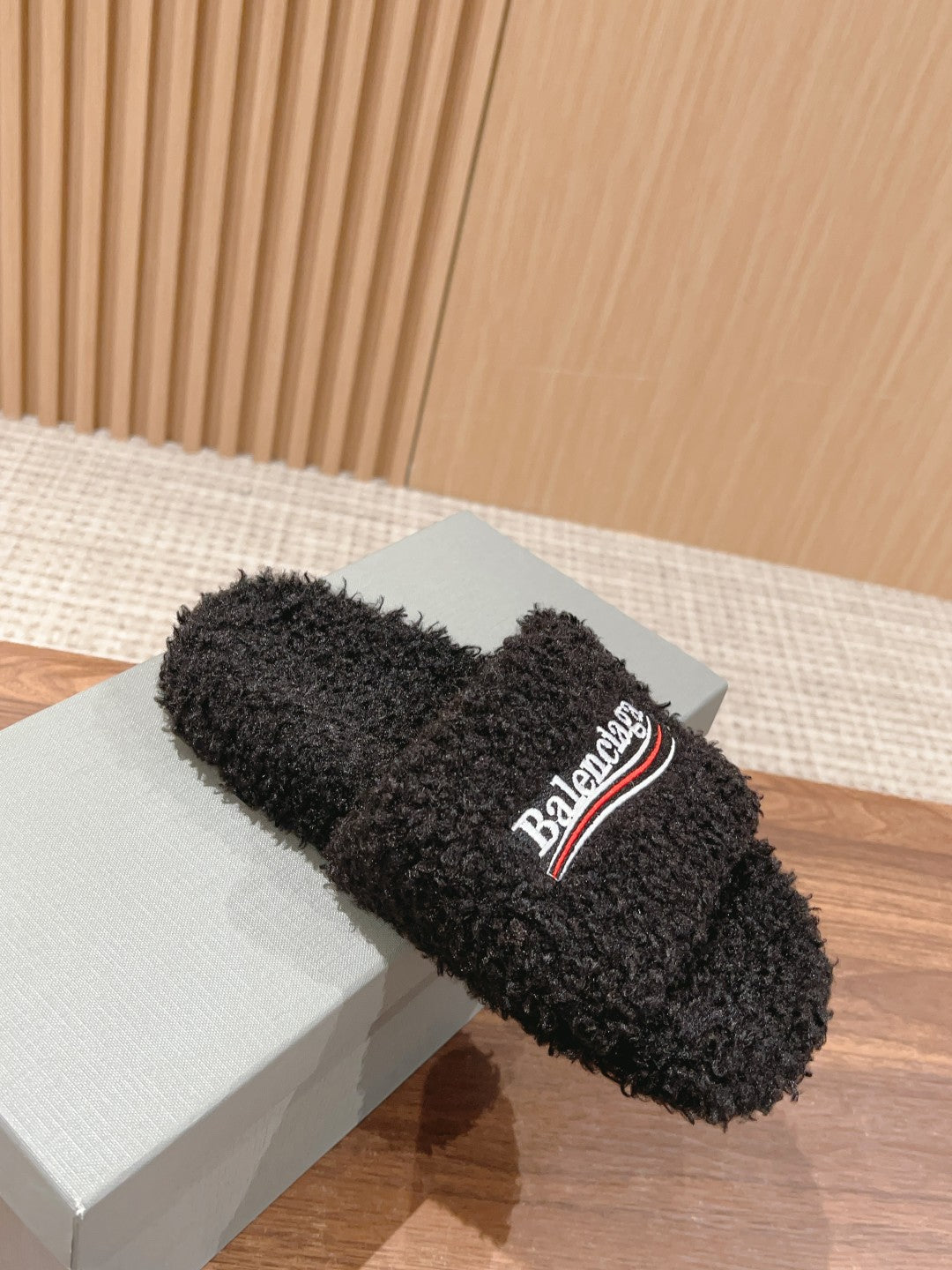 FURRY SLIDES IN BLACK CURLY SHEARLING - 35