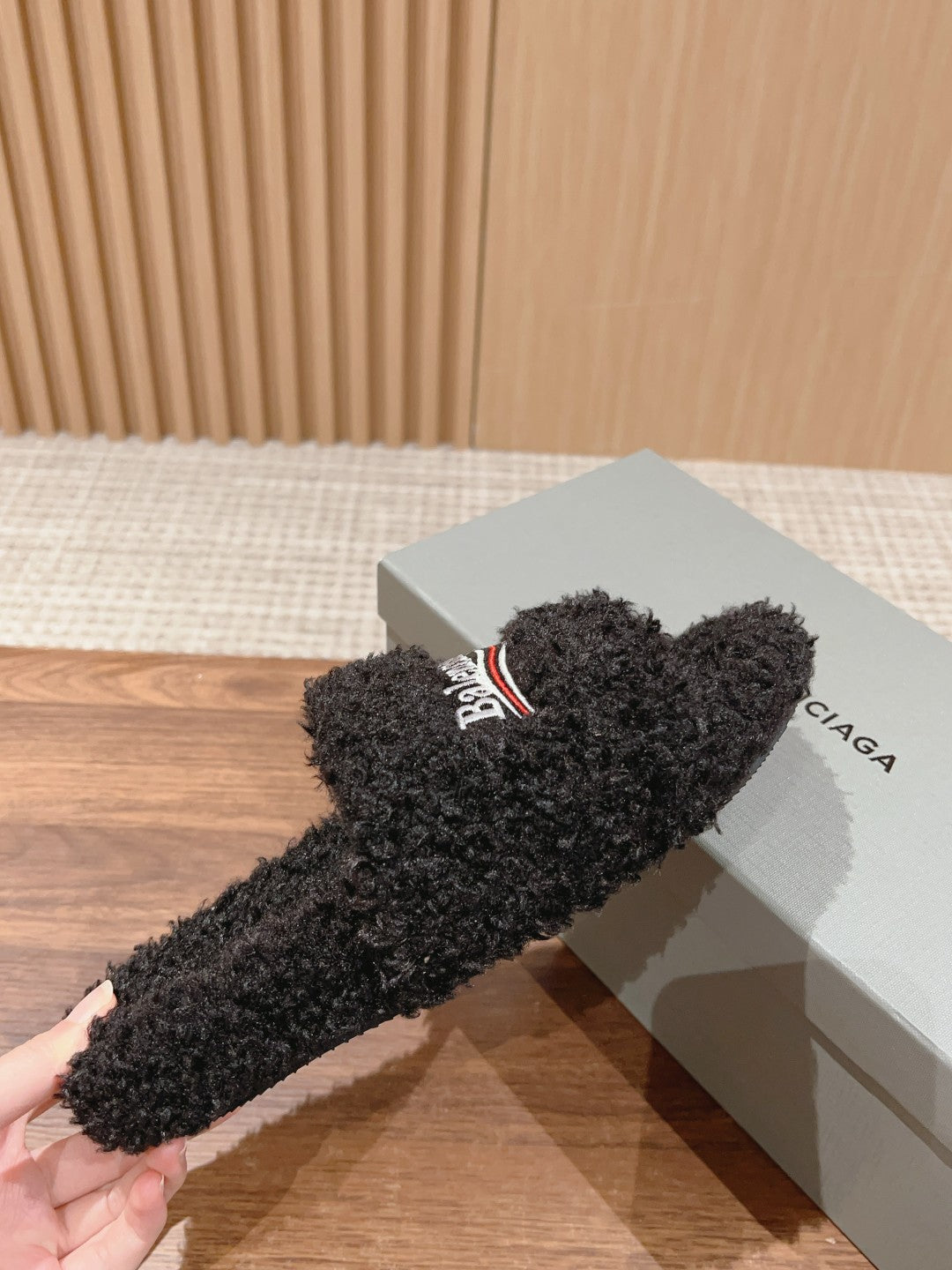 FURRY SLIDES IN BLACK CURLY SHEARLING - 35