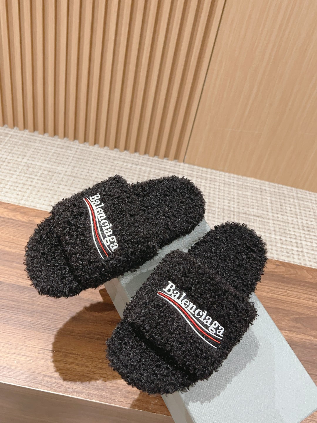 FURRY SLIDES IN BLACK CURLY SHEARLING - 35