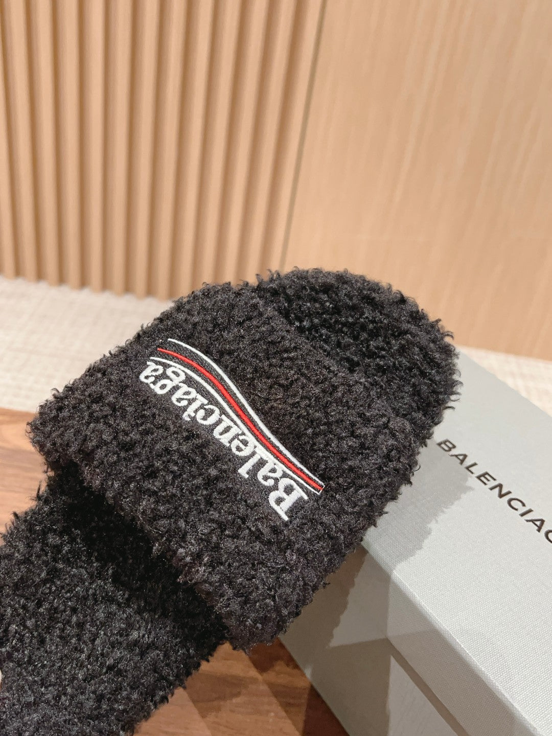 FURRY SLIDES IN BLACK CURLY SHEARLING - 35