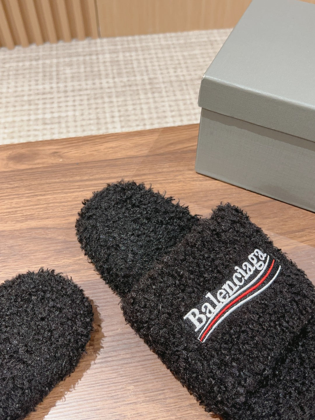 FURRY SLIDES IN BLACK CURLY SHEARLING - 35