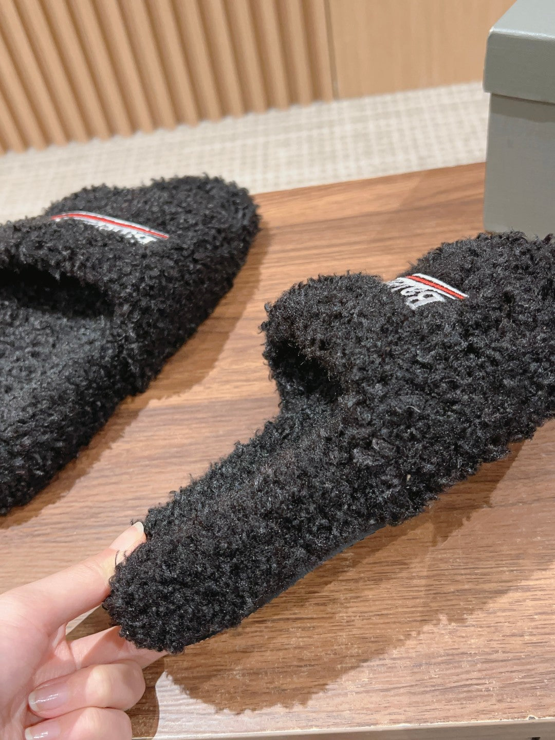 FURRY SLIDES IN BLACK CURLY SHEARLING - 35