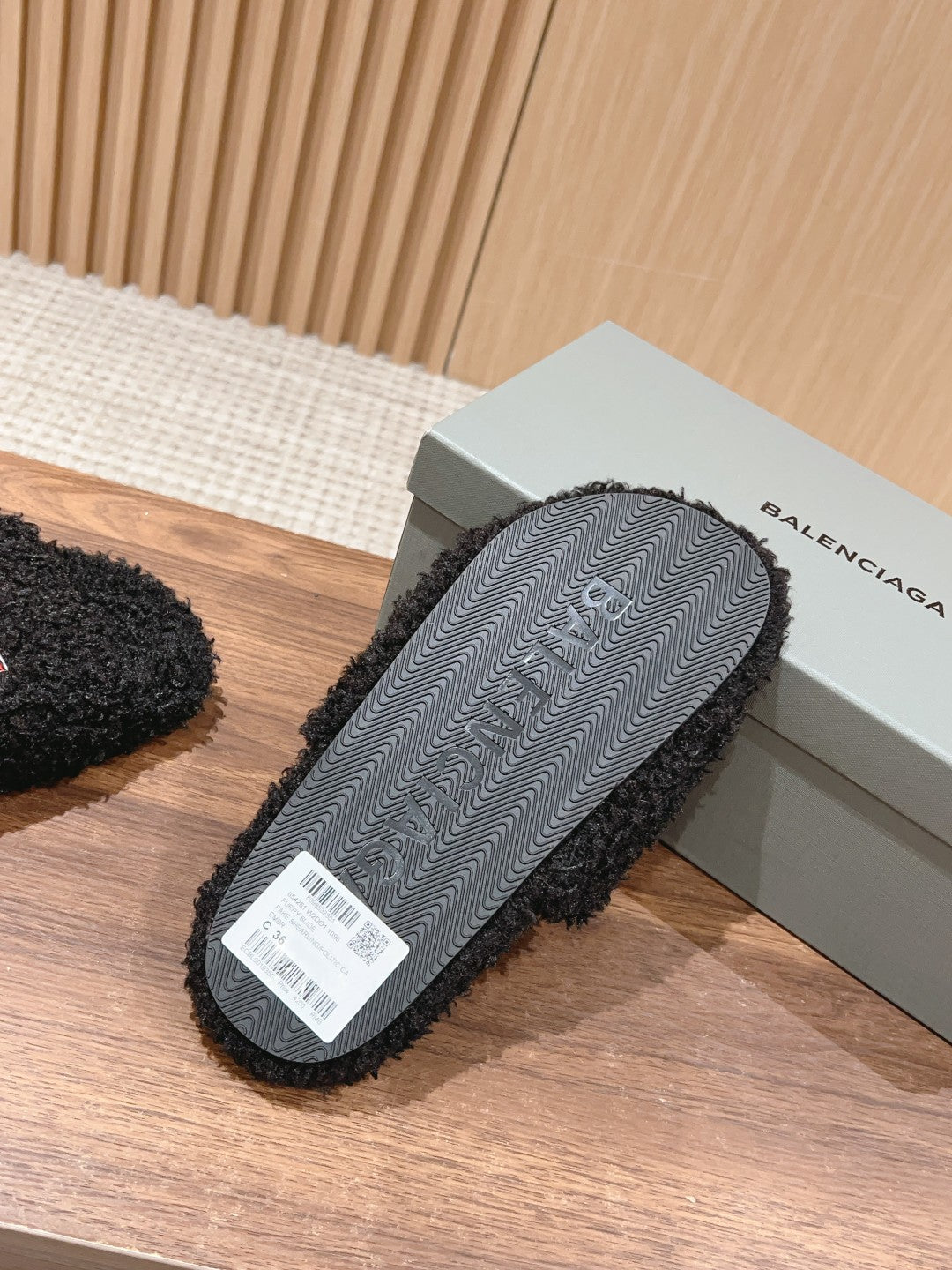 FURRY SLIDES IN BLACK CURLY SHEARLING - 35