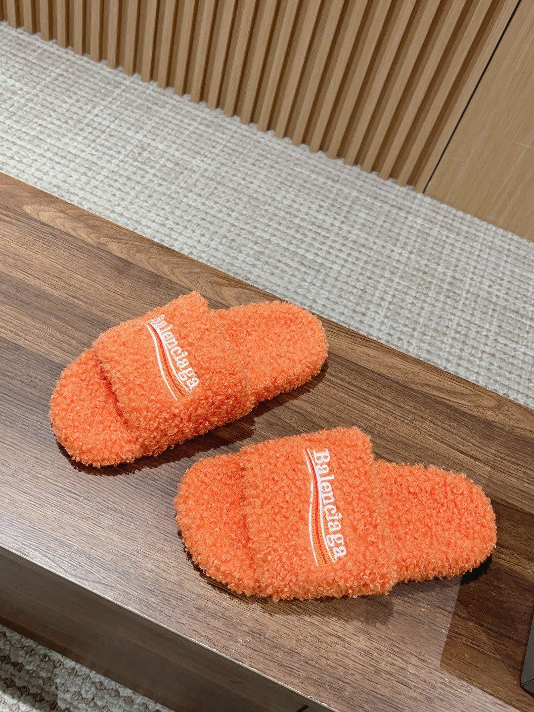 FURRY SLIDES IN ORANGE CURLY SHEARLING - 35