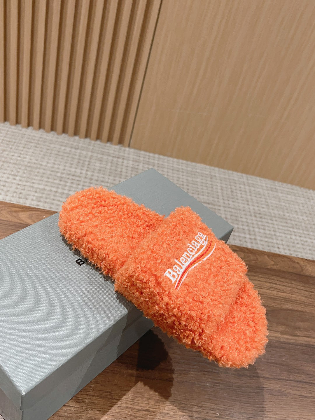 FURRY SLIDES IN ORANGE CURLY SHEARLING - 35