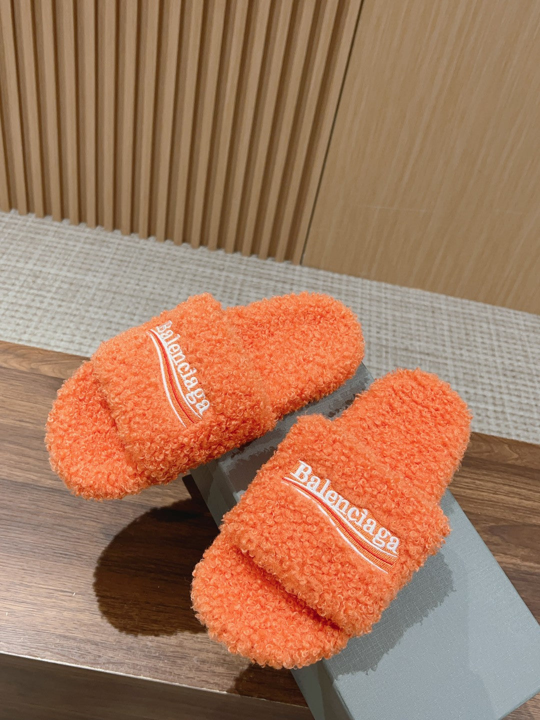 FURRY SLIDES IN ORANGE CURLY SHEARLING - 35