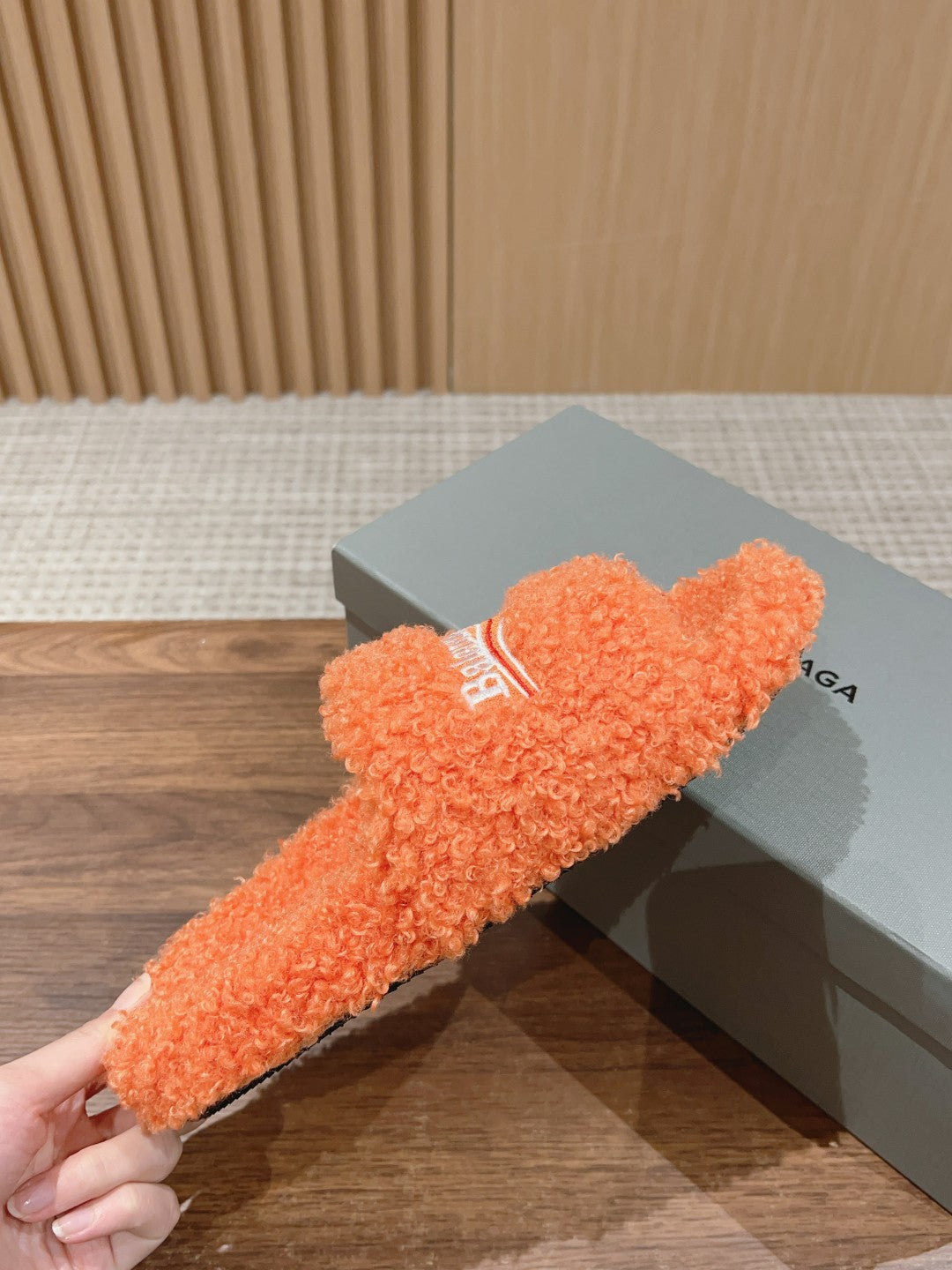 FURRY SLIDES IN ORANGE CURLY SHEARLING - 35