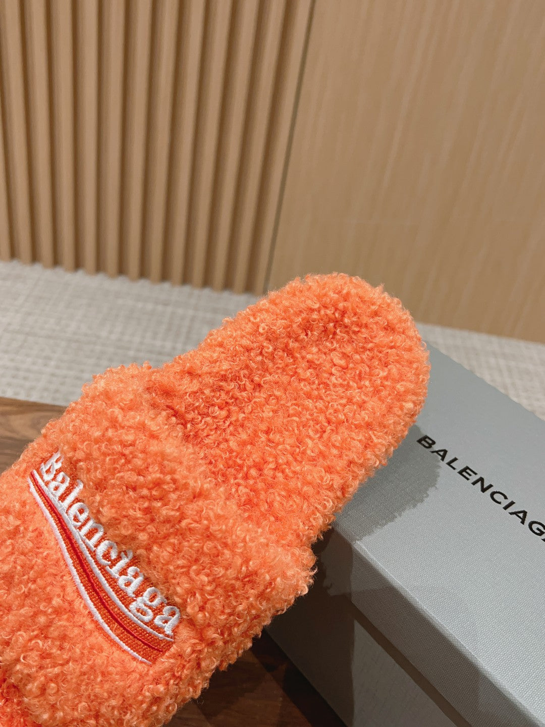 FURRY SLIDES IN ORANGE CURLY SHEARLING - 35
