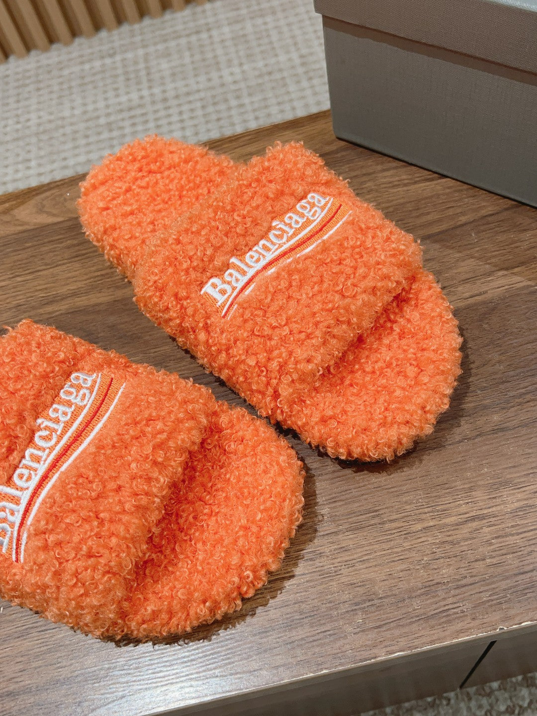 FURRY SLIDES IN ORANGE CURLY SHEARLING - 35