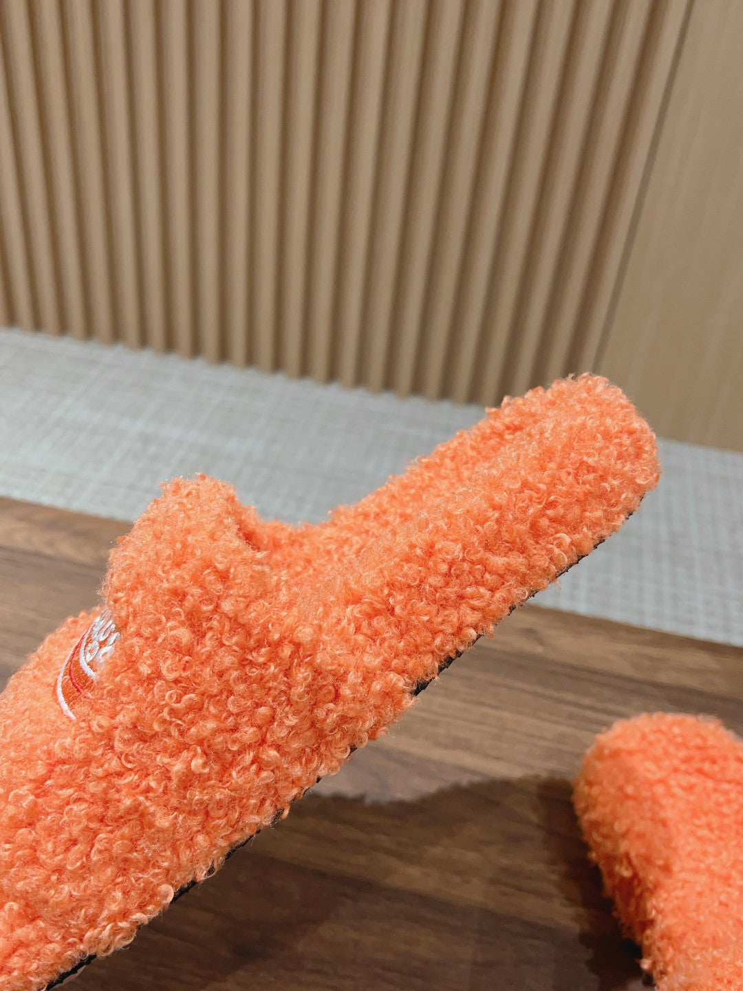 FURRY SLIDES IN ORANGE CURLY SHEARLING - 35