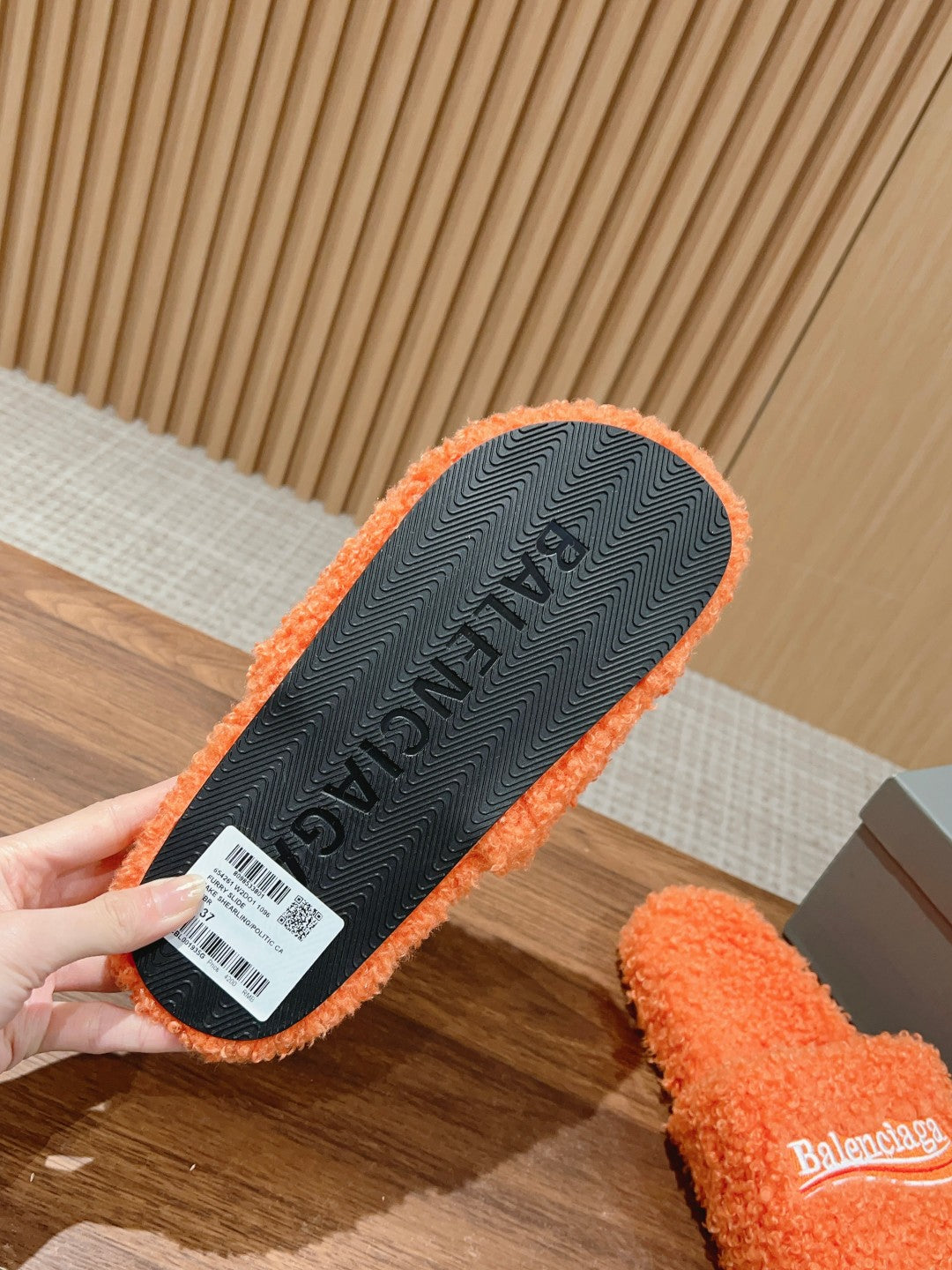 FURRY SLIDES IN ORANGE CURLY SHEARLING - 35