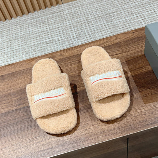 FURRY SLIDES IN BEIGE CURLY SHEARLING - 35