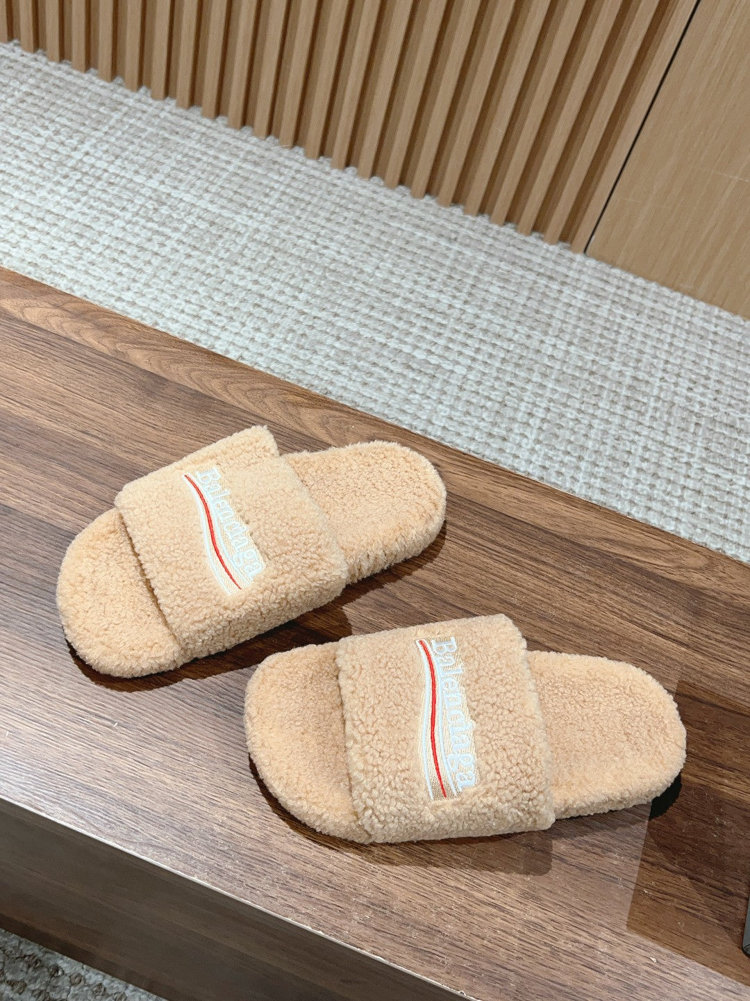 FURRY SLIDES IN BEIGE CURLY SHEARLING - 35
