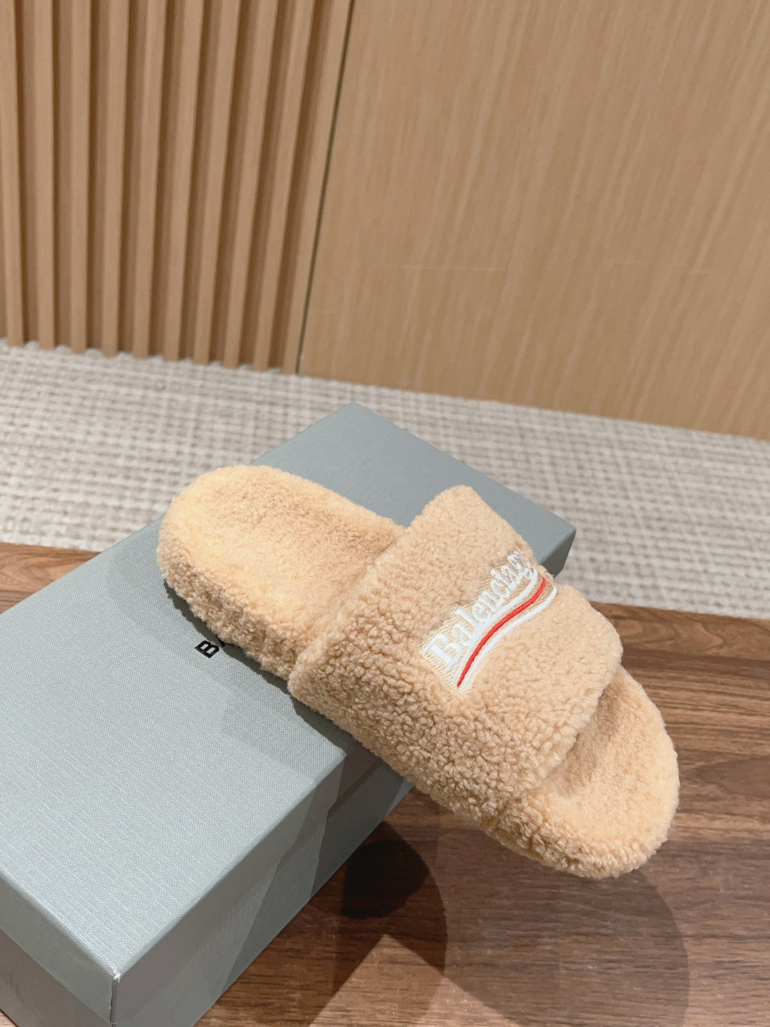 FURRY SLIDES IN BEIGE CURLY SHEARLING - 35
