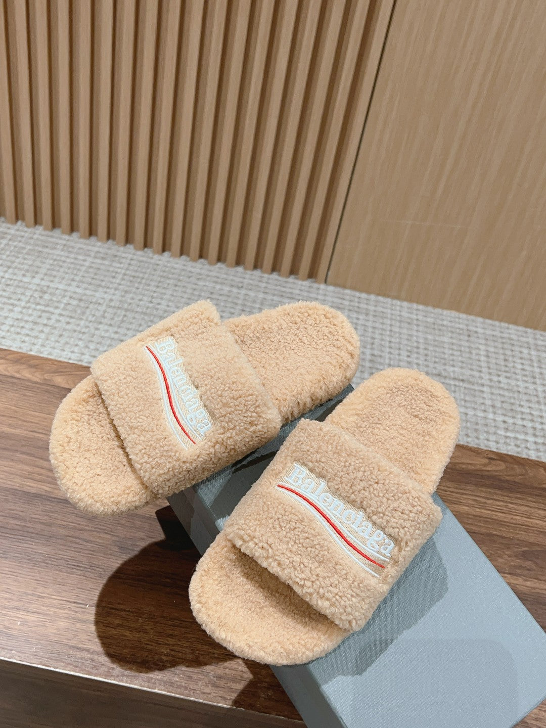 FURRY SLIDES IN BEIGE CURLY SHEARLING - 35