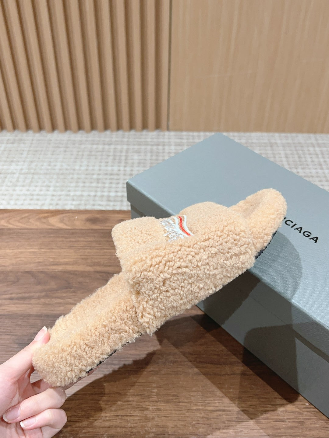 FURRY SLIDES IN BEIGE CURLY SHEARLING - 35