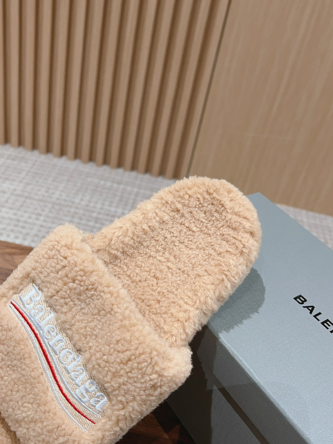 FURRY SLIDES IN BEIGE CURLY SHEARLING - 35