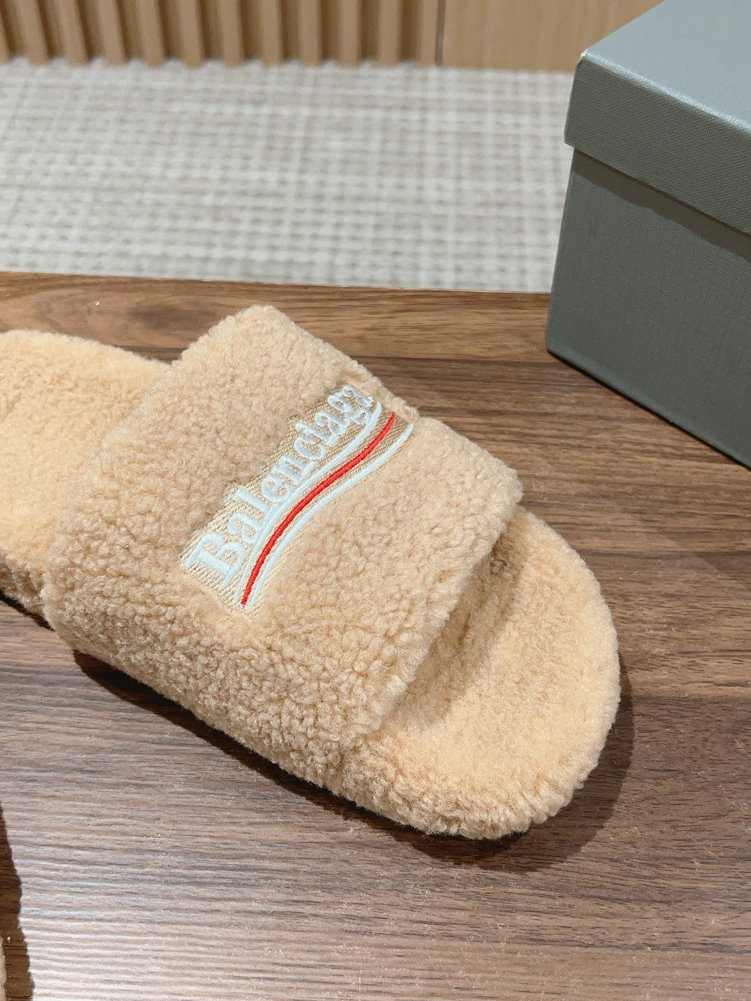 FURRY SLIDES IN BEIGE CURLY SHEARLING - 35