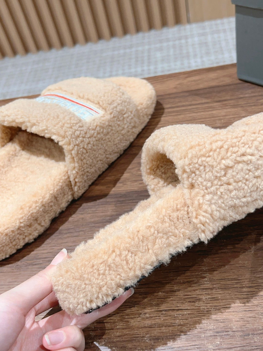 FURRY SLIDES IN BEIGE CURLY SHEARLING - 35