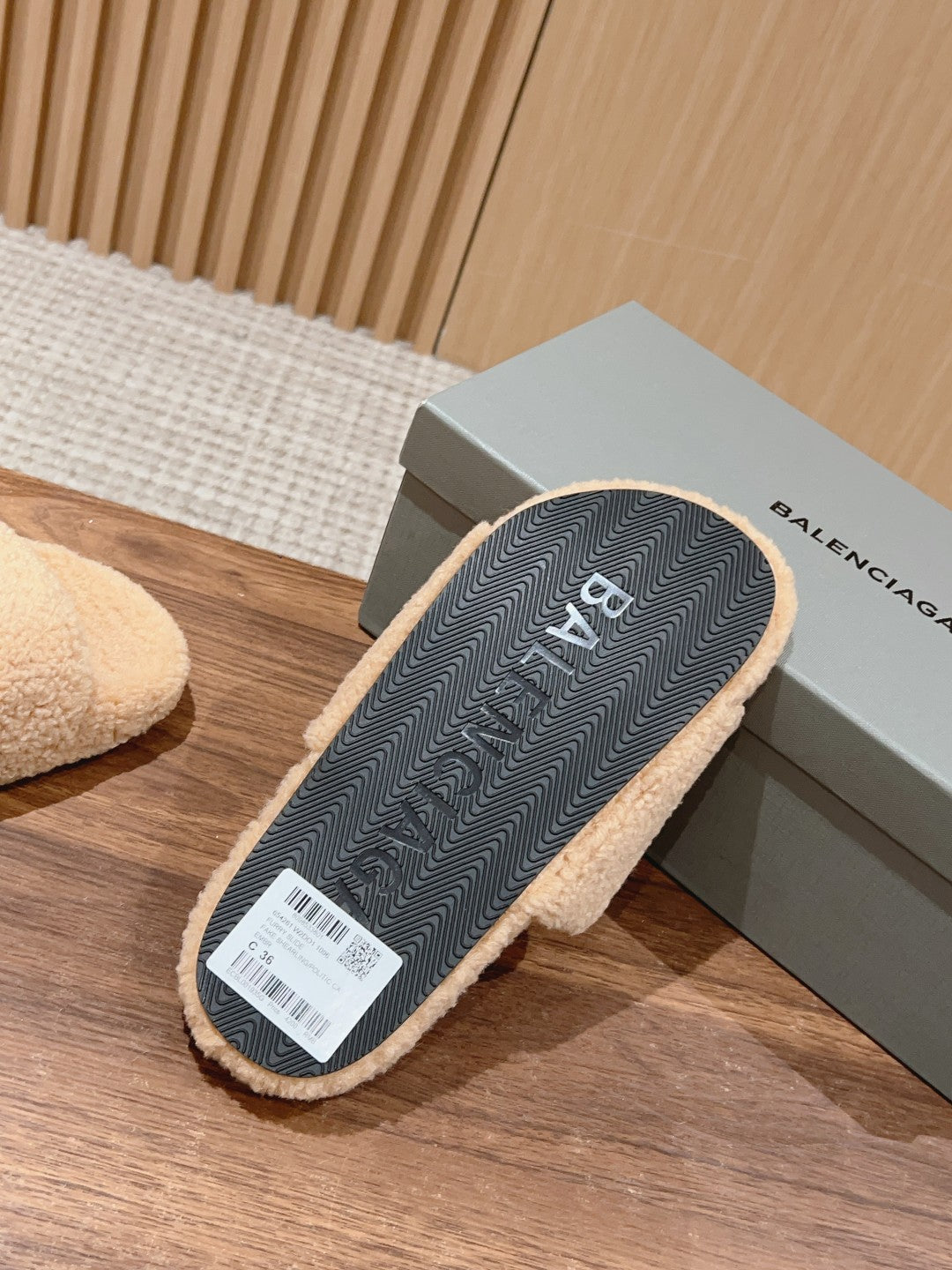 FURRY SLIDES IN BEIGE CURLY SHEARLING - 35