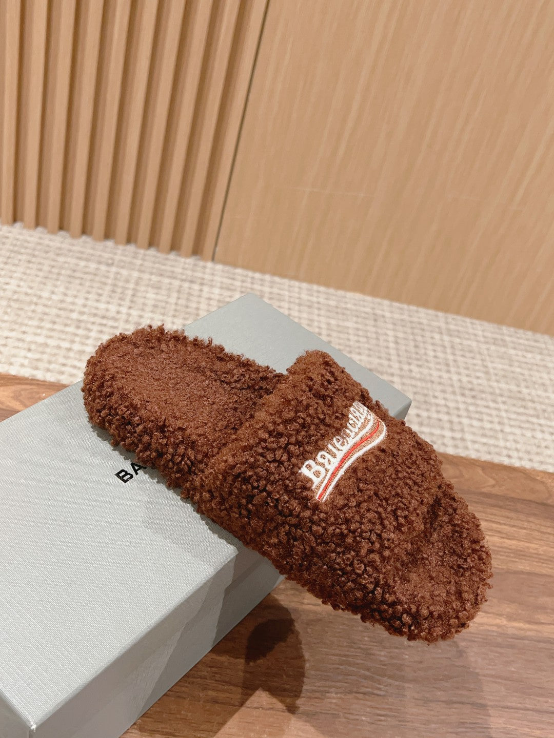 FURRY SLIDES IN BROWN CURLY SHEARLING - 35