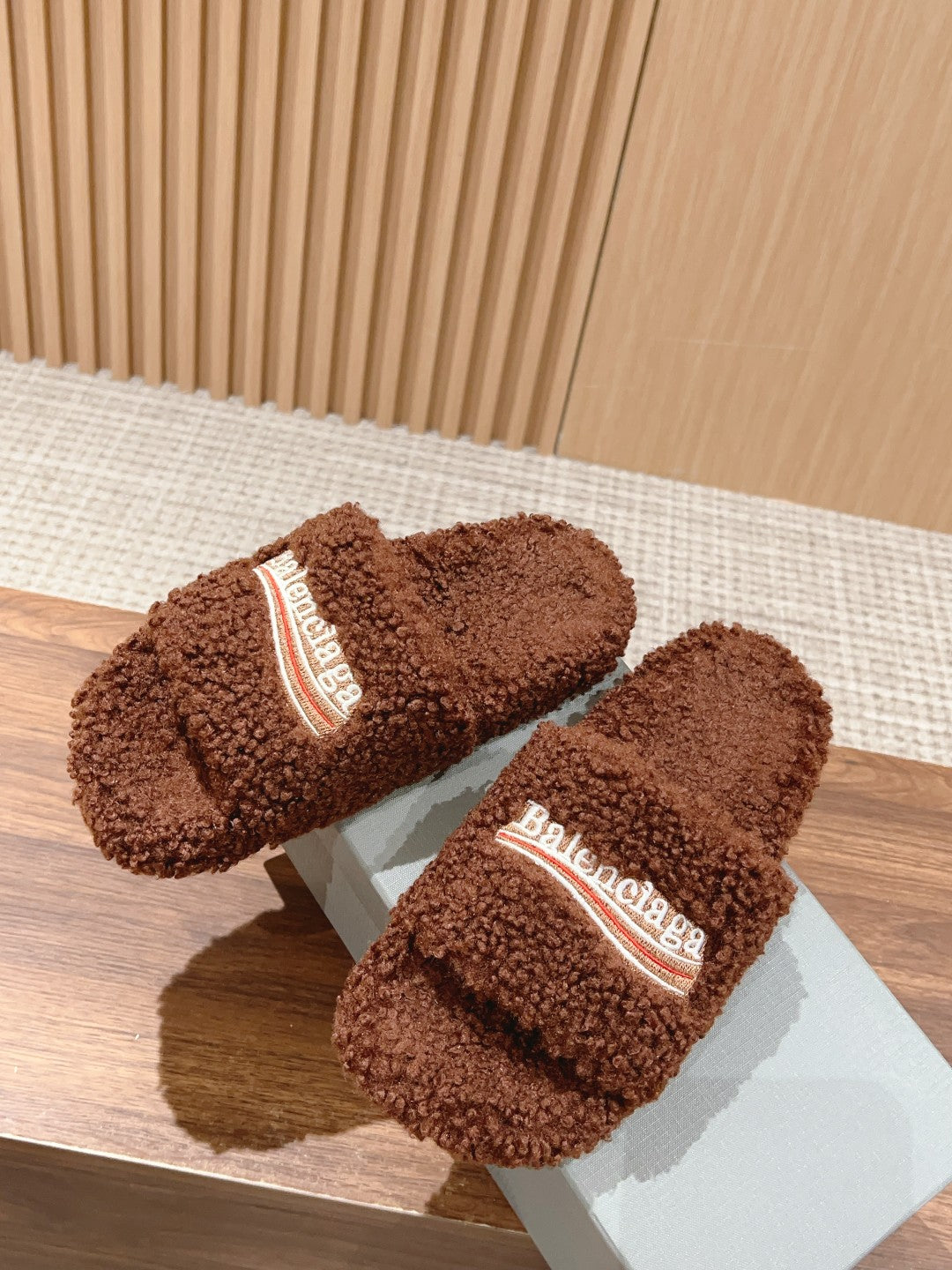 FURRY SLIDES IN BROWN CURLY SHEARLING - 35