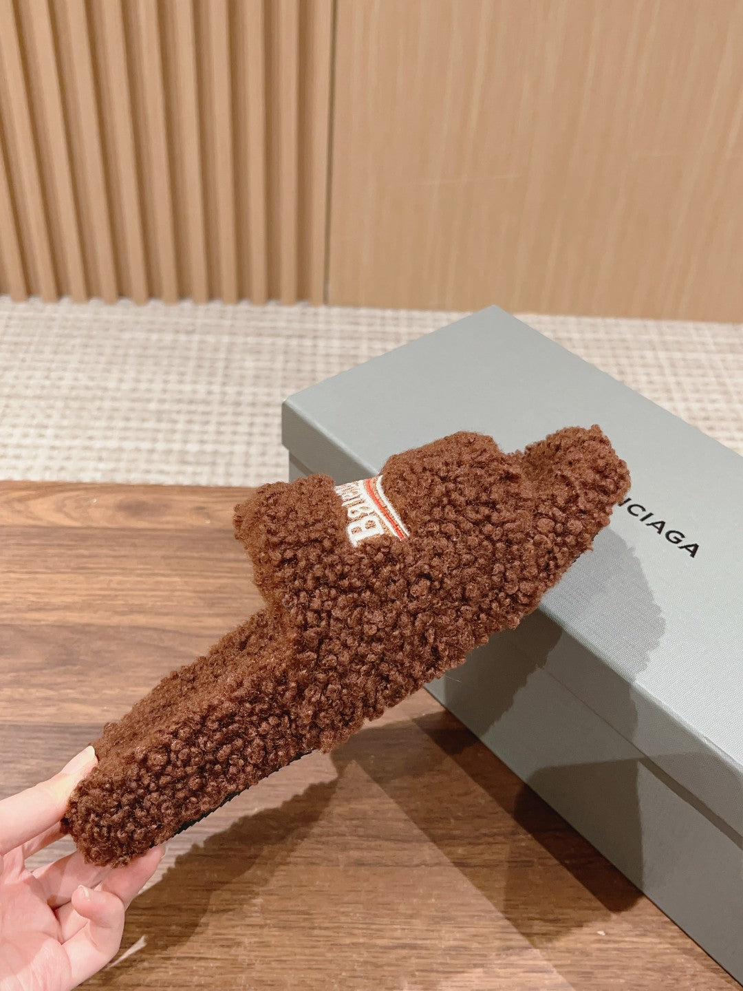 FURRY SLIDES IN BROWN CURLY SHEARLING - 35
