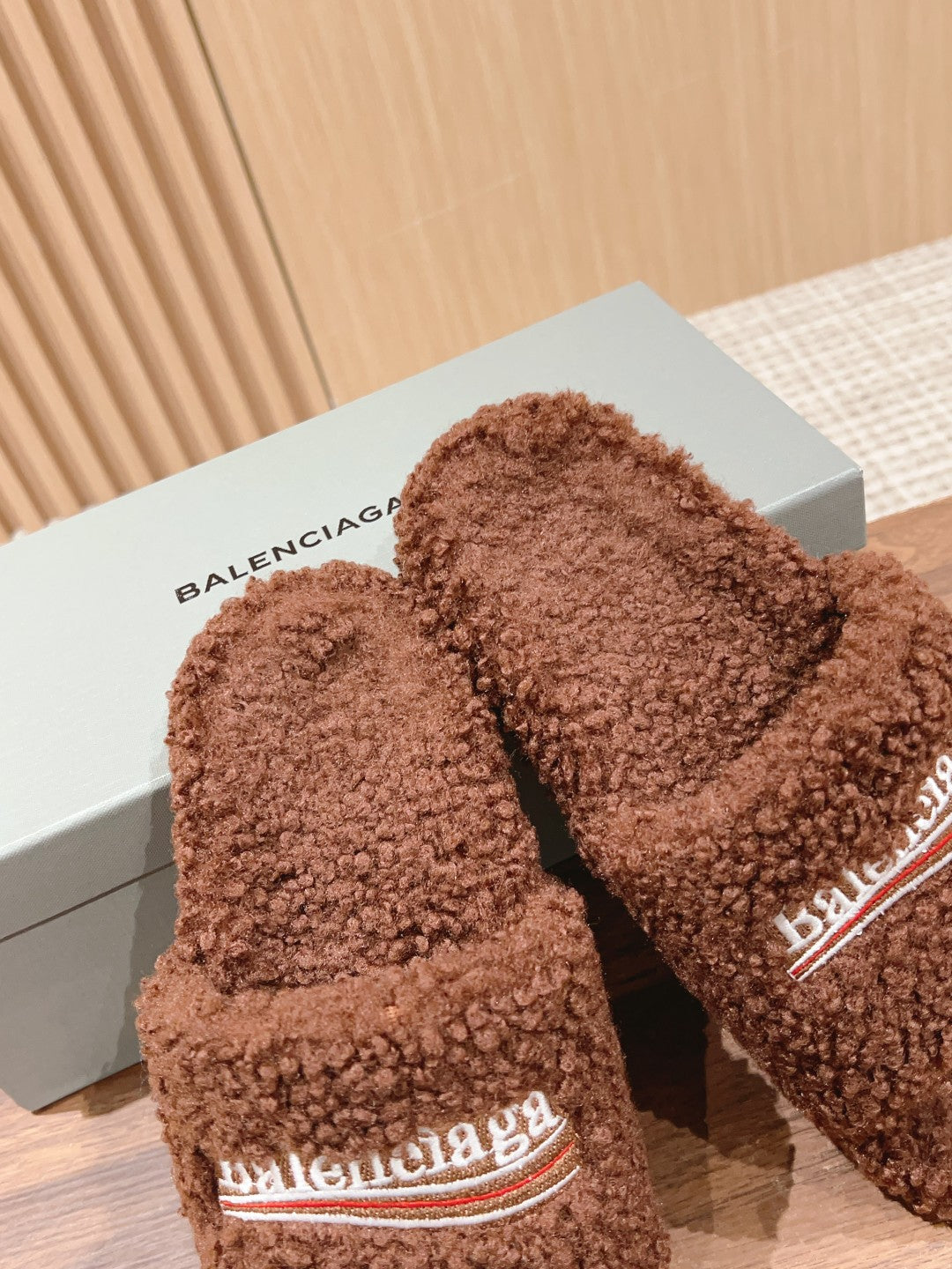 FURRY SLIDES IN BROWN CURLY SHEARLING - 35