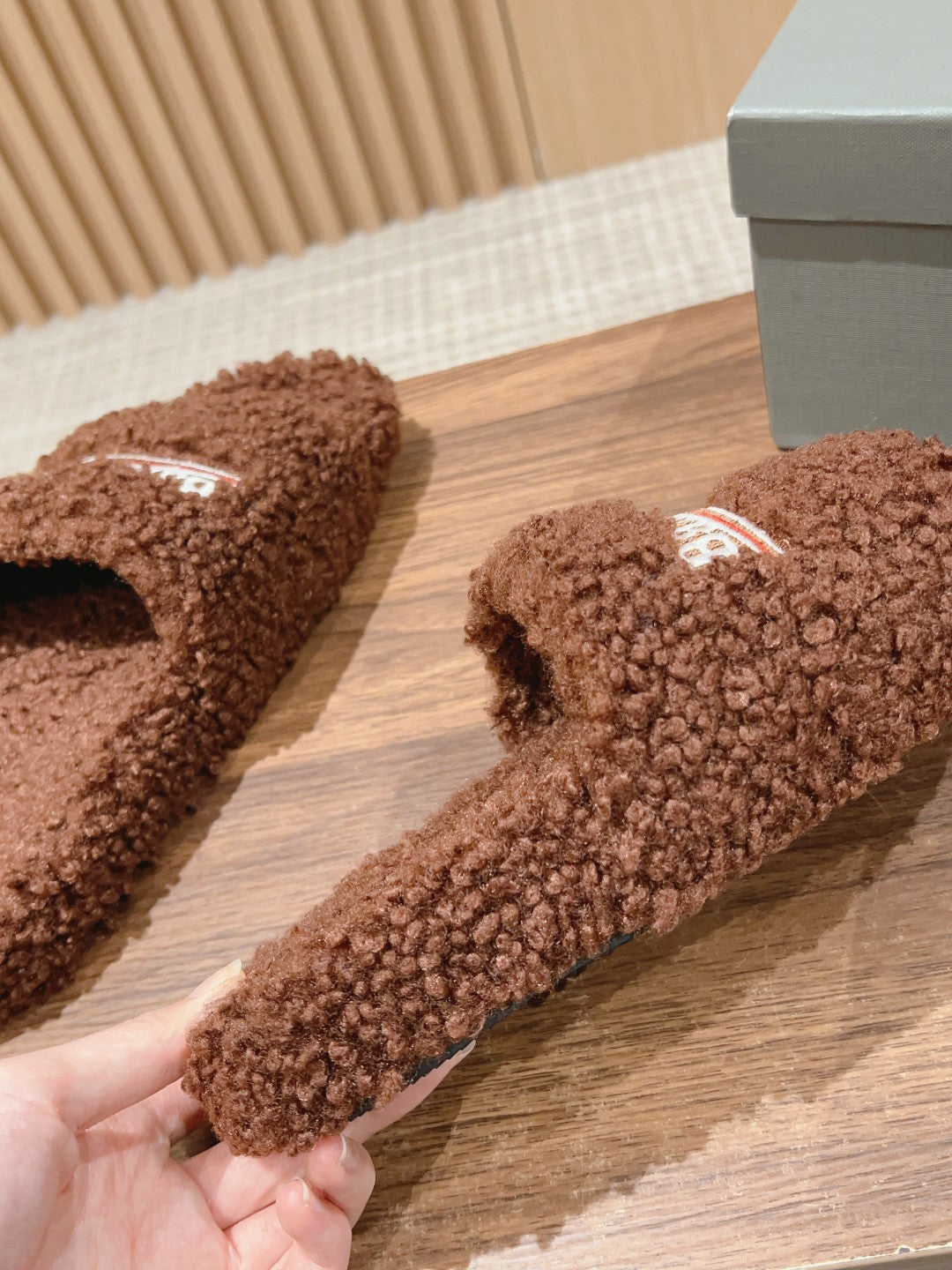 FURRY SLIDES IN BROWN CURLY SHEARLING - 35