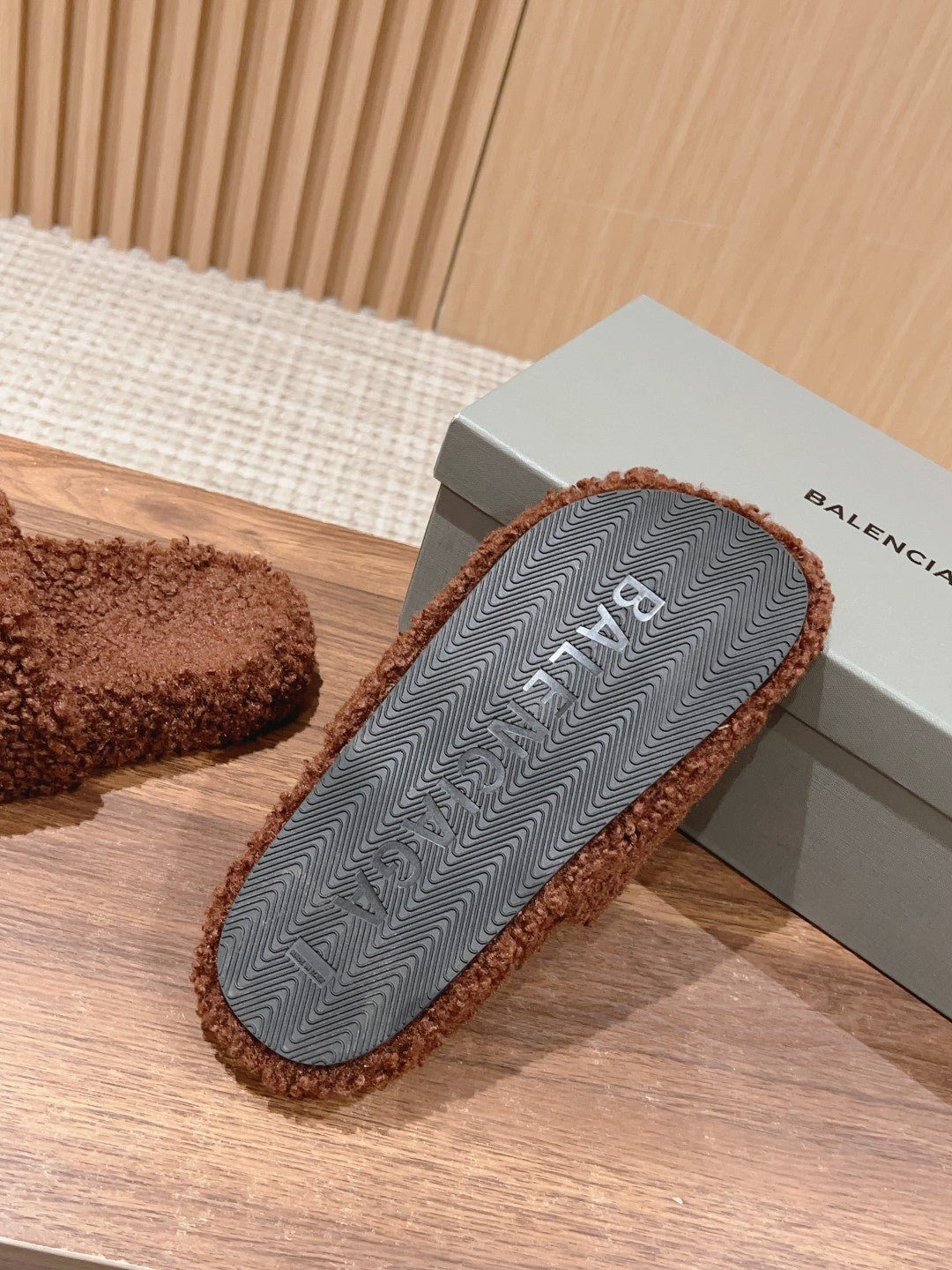 FURRY SLIDES IN BROWN CURLY SHEARLING - 35
