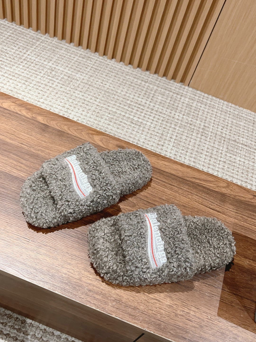 FURRY SLIDES IN GRAY CURLY SHEARLING - 35
