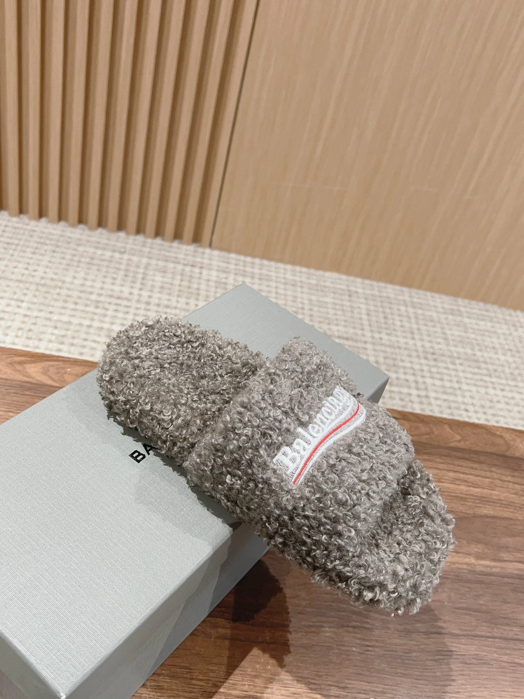 FURRY SLIDES IN GRAY CURLY SHEARLING - 35