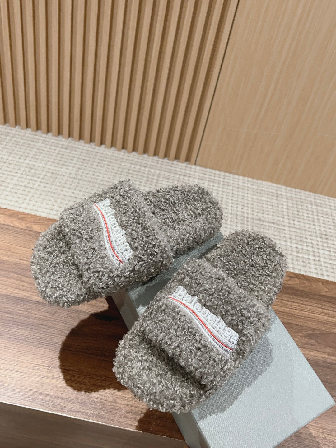 FURRY SLIDES IN GRAY CURLY SHEARLING - 35
