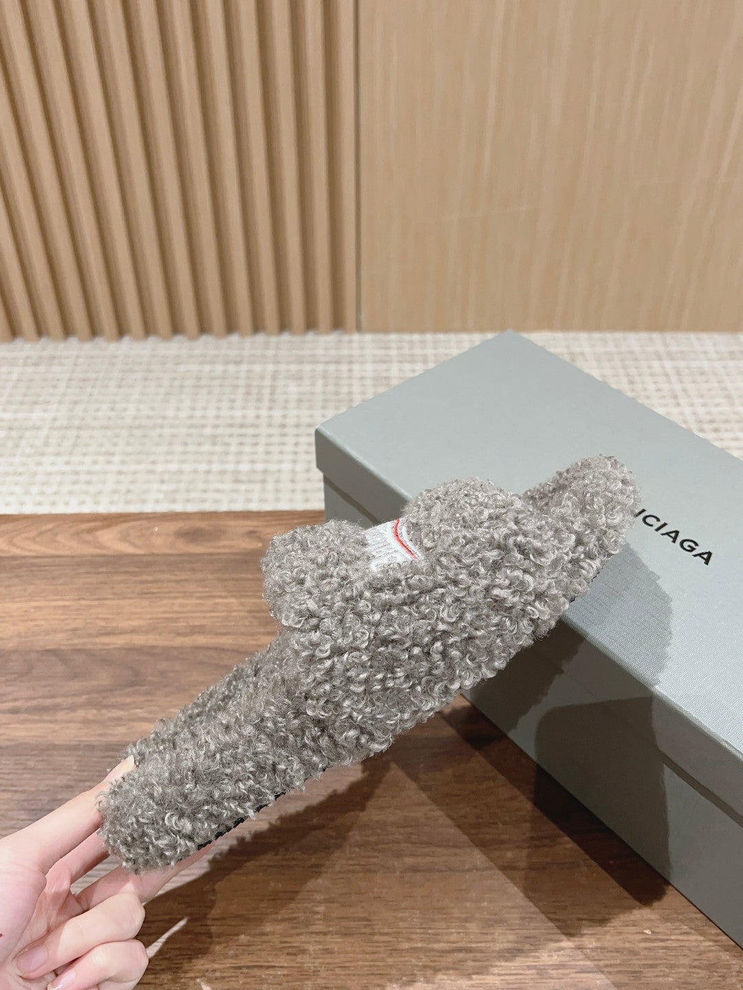 FURRY SLIDES IN GRAY CURLY SHEARLING - 35