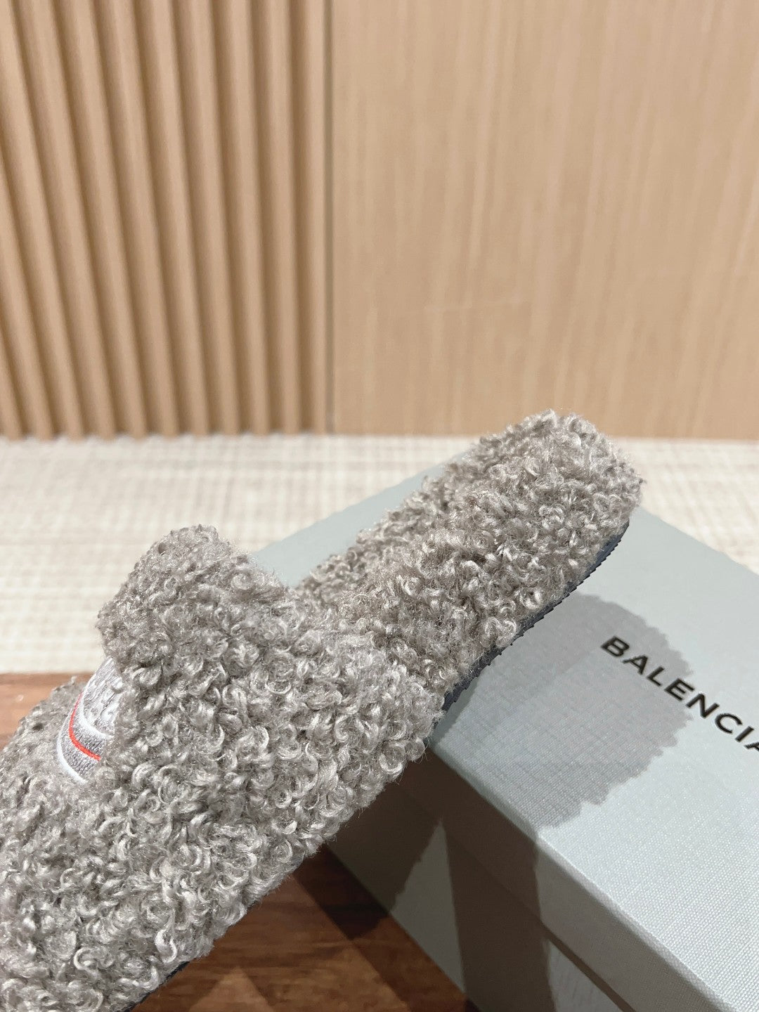 FURRY SLIDES IN GRAY CURLY SHEARLING - 35