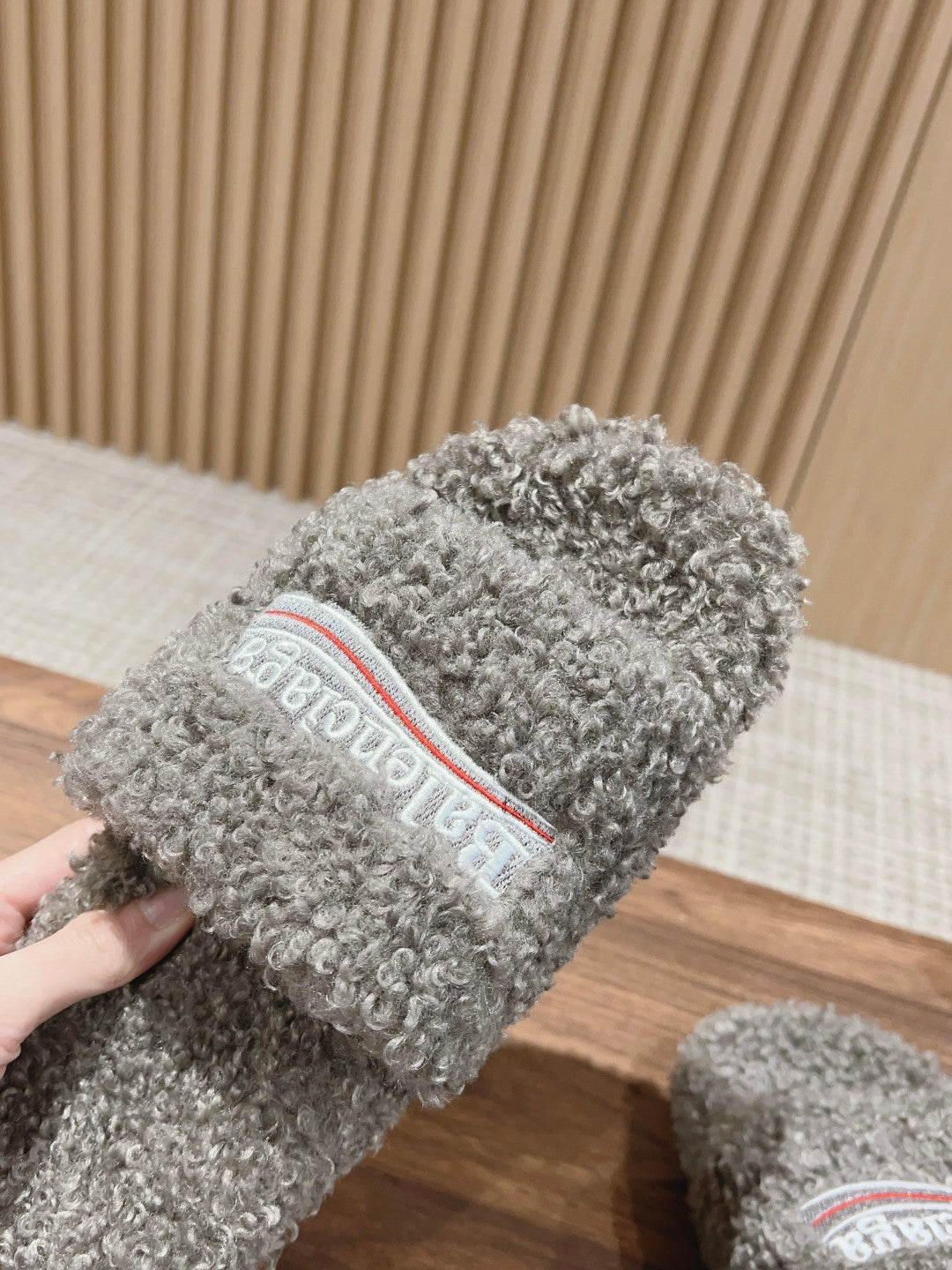 FURRY SLIDES IN GRAY CURLY SHEARLING - 35