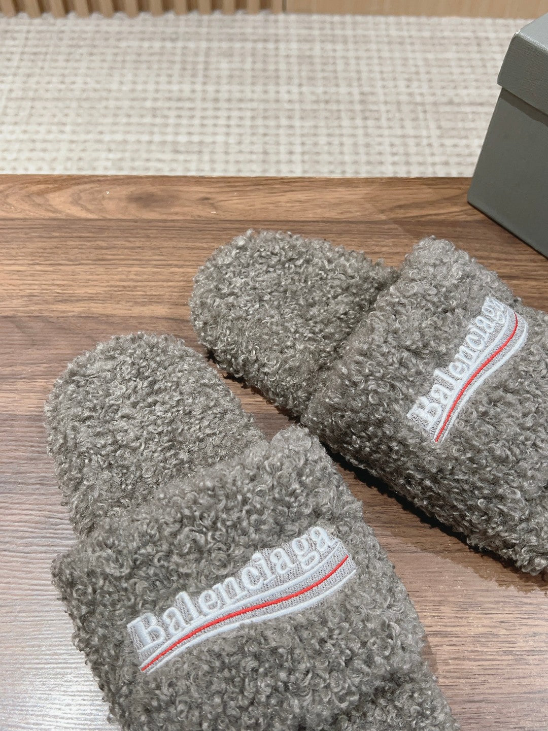 FURRY SLIDES IN GRAY CURLY SHEARLING - 35