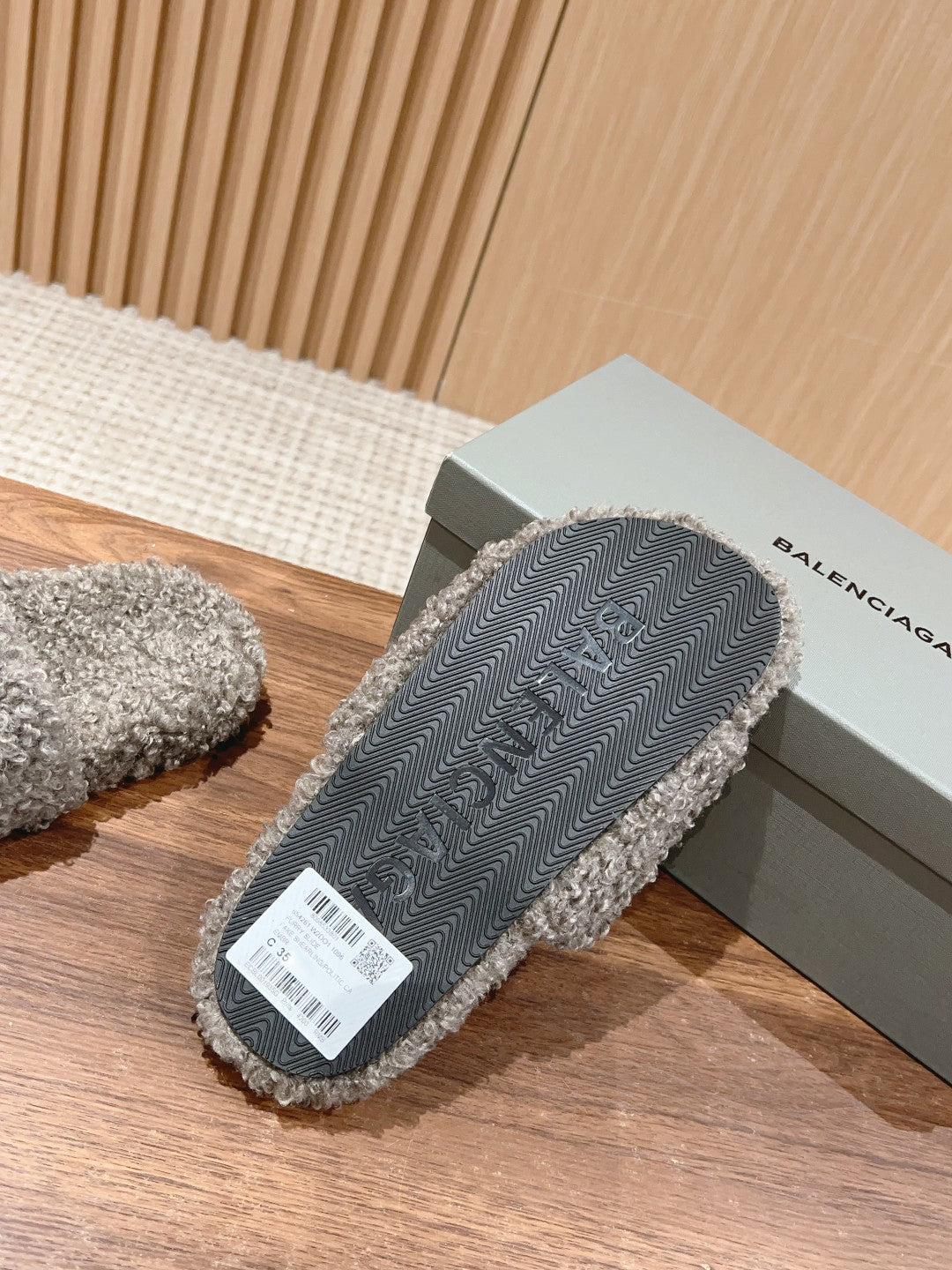 FURRY SLIDES IN GRAY CURLY SHEARLING - 35