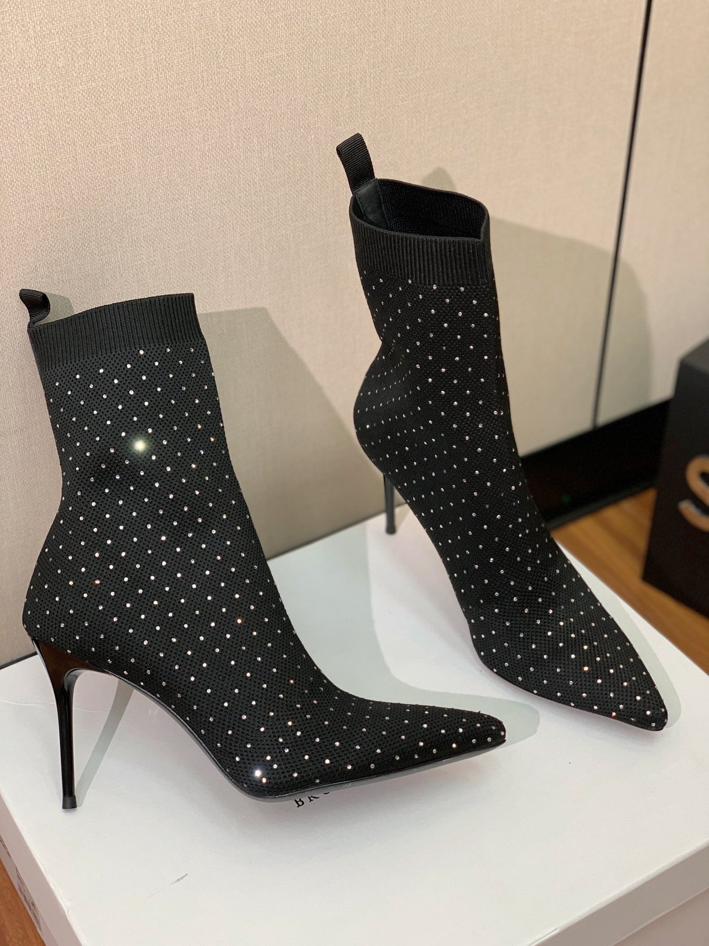 ЧОБОТИ BALMAIN 26S 105 ММ З ЧОРНОГО МАТЕРІАЛУ FLYKNIT, ОЗДОБЛЕНІ КАМІННЯМ. МОДЕЛЬ 21