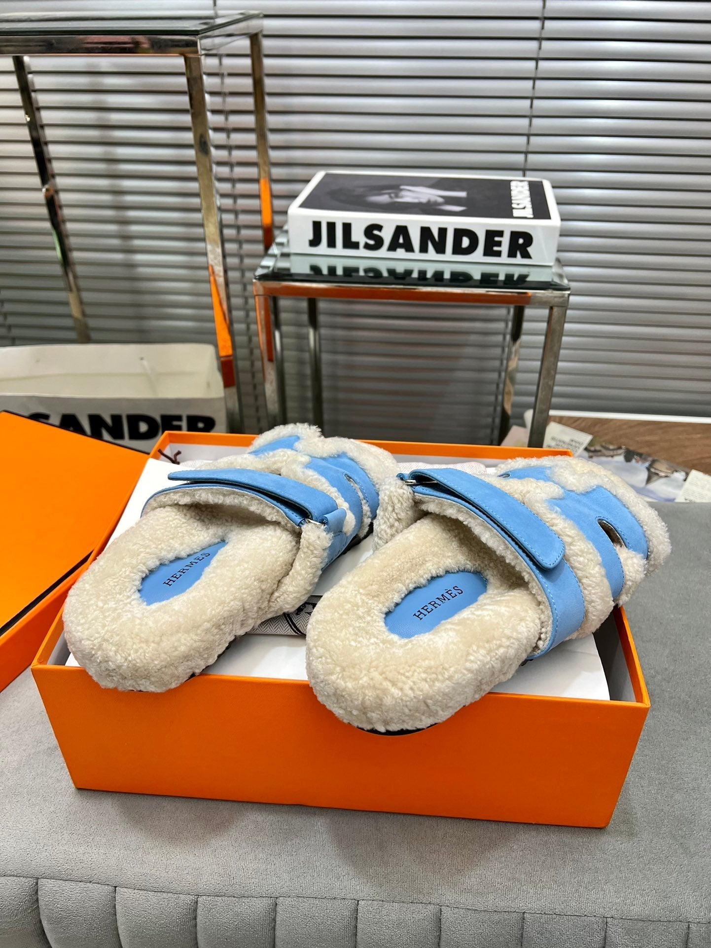 CHYPRE SLIPPERS IN BEIGE LAMB WOOL AND OCEAN BLUE SUEDE - 35
