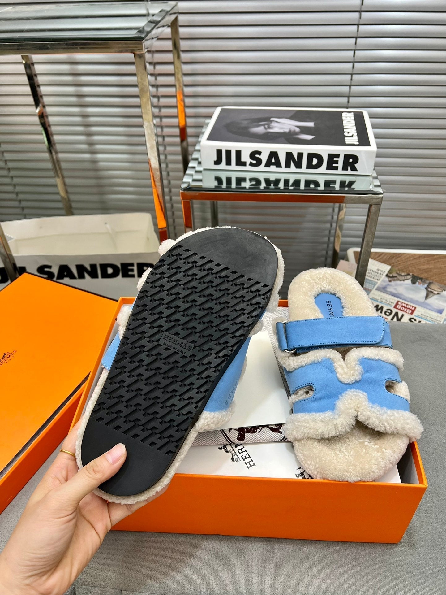 CHYPRE SLIPPERS IN BEIGE LAMB WOOL AND OCEAN BLUE SUEDE - 35